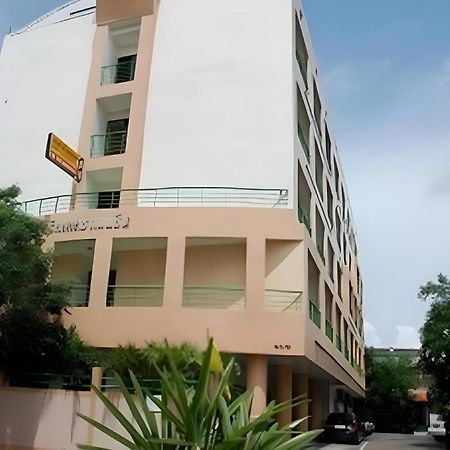 Central Place Hotel Районг Экстерьер фото